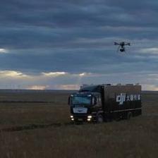 想拍電影?大疆STORM航拍平臺滿足你:完整的攝制組+卡車